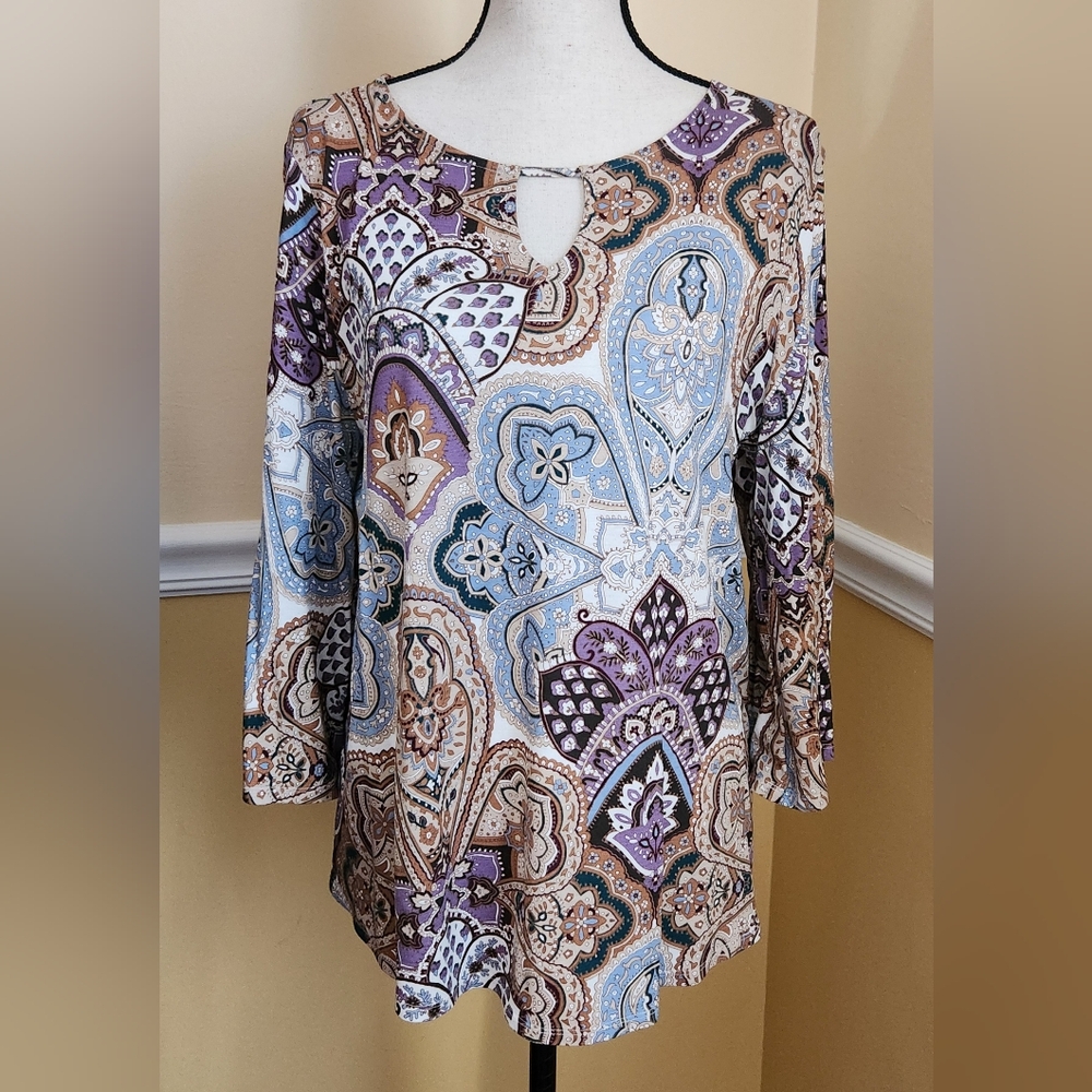 Chico's Fancy Filigree Keyhole Neck Top 3/4 Sleeve Soft Stretch Size M  EUC